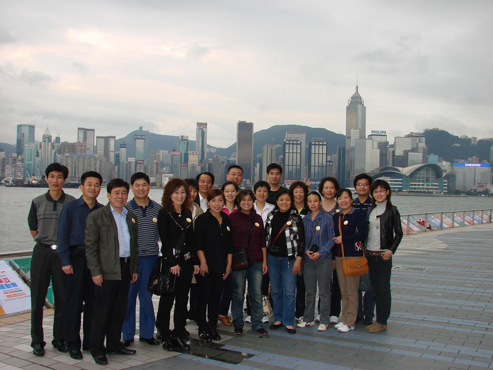 2009年11月份，公司組織本公司工齡8年以上員工赴港澳旅游，圖為在香港維多利亞港灣合影留念